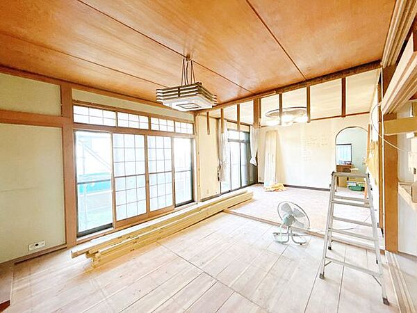 【内外装リフォーム中8/1更新】リビングの様子です。フローリング重ね張り、照明交換、クロスの張替えを致します。大きな窓があるので日当たりが良く、自然の光でリビングが明るい印象になります。