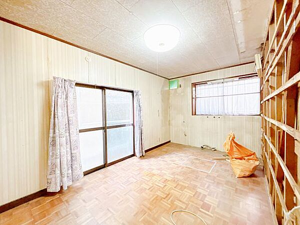 【内外装リフォーム中8/1更新】リビング別角度の様子です。キッチンは交換し、壁類は撤去いたします。会話を楽しめる対面キッチンにリフォームいたします。