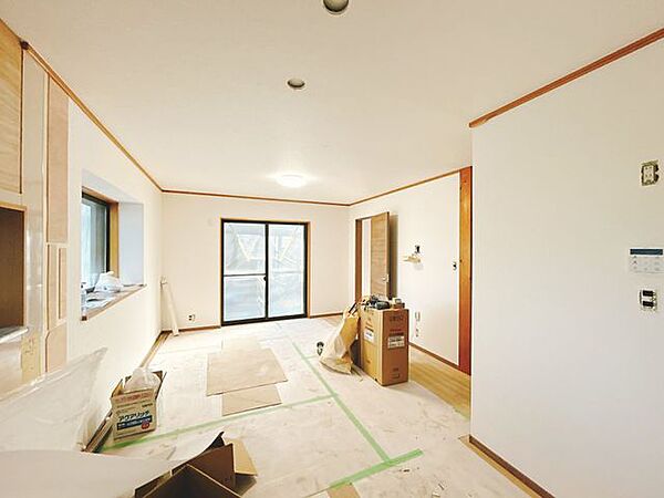 【内外装リフォーム中8/9更新】リビングの様子です。フローリング重ね張り、照明交換、クロスの張替えを致します。ダイニングスペースはもちろん、テレビ鑑賞しながら団欒するスペースが十分に確保できます。