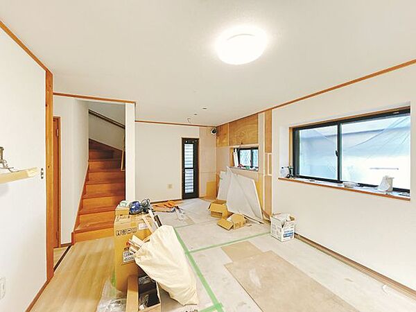 【内外装リフォーム中8/9更新】リビングの様子です。フローリング重ね張り、照明交換、クロスの張替えを致します洋室と隣接しているので、ドアを外してひろびろ使うことも可能です。