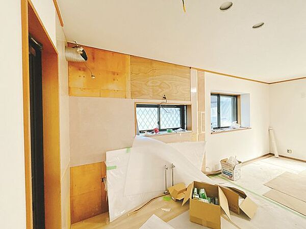 【内外装リフォーム中8/9更新】キッチンは新品交換いたします。天板は熱や傷にも強い人工大理石仕様なので、毎日のお手入れが簡単です。幅の広いキッチンなので、快適にお料理ができますね。