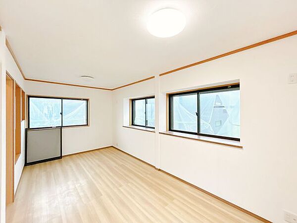 【内外装リフォーム中8/9更新】2階和室は洋室に変更いたします。床フローリング仕上げ、クロス張替え、照明交換を致します。