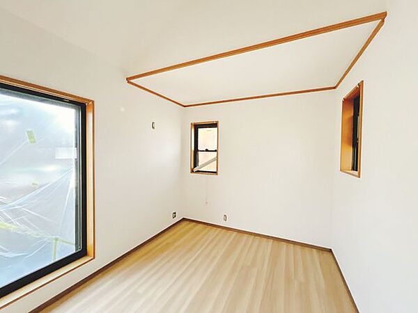 【内外装リフォーム中8/9更新】2階洋室の様子を撮影いたしましたフローリング重ね張り、照明交換、クロス張替えを致します。収納がたっぷりで、部屋が散らかる心配もなくスッキリ片付けが出来そうです。