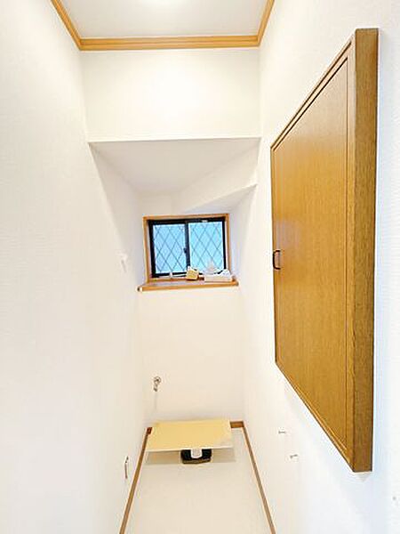 【内外装リフォーム中8/3更新】トイレは温水洗浄機能付きに新品交換します。キズや汚れが付きにくい加工が施してあるのでお手入れが簡単です。直接肌に触れる
