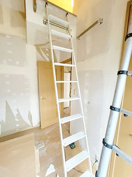 【内外装リフォーム中8/9更新】2階洋室の様子を撮影いたしましたフローリング重ね張り、照明交換、クロス張替えを致します。