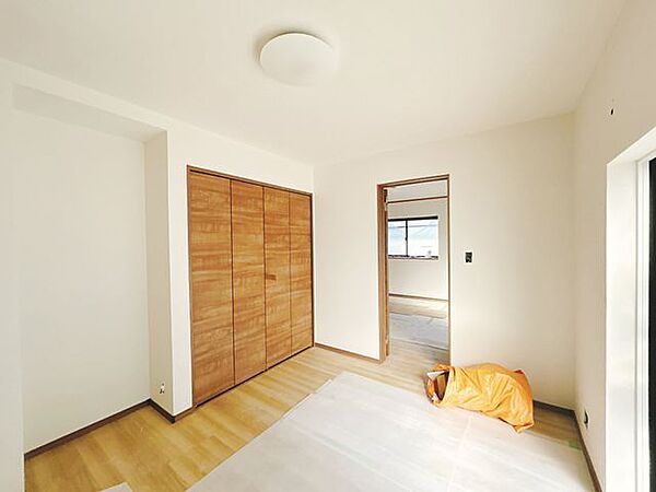 【内外装リフォーム中8/9更新】和室は洋室に変更いたします。床フローリング張り、クロス張替え、照明交換を致します。白いクロスや照明を入れ替えると印象が大きく変わります。