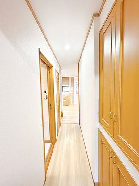 【内外装リフォーム中8/9更新】廊下の写真です。玄関から入った際に真っ先に目に入る箇所ですが、フローリングの重張りや照明の交換を致しますので、明るい印象で帰宅することが出来ます。