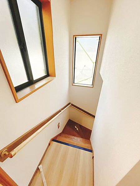 【内外装リフォーム中8/9更新】二階からの階段の様子です。窓から明るい日差しが差し込みます。