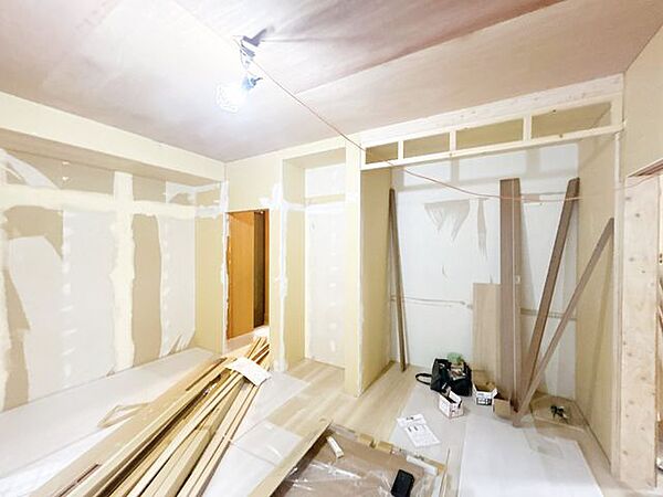 【内外装リフォーム中8/9更新】和室は洋室に変更いたします。床フローリング張り、クロス張替え、照明交換を致します。新しくクローゼットを新設いたしますのでお荷物置き場には困りません。