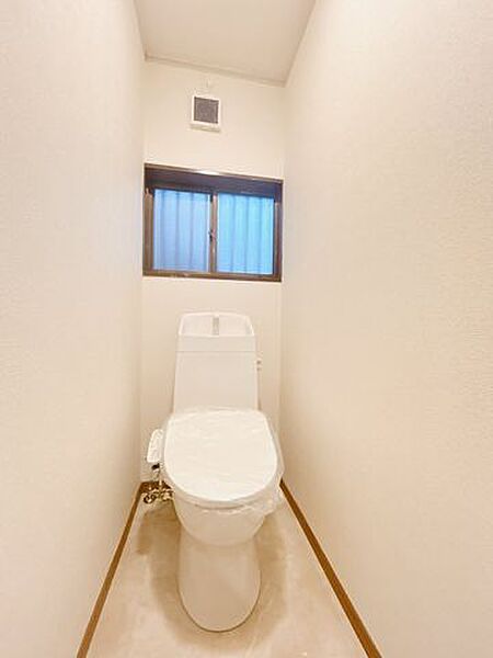 【内外装リフォーム済み】トイレは温水洗浄機能付きに新品交換しました。キズや汚れが付きにくい加工が施してあるのでお手入れが簡単です。直接肌に触れるトイレは新品が嬉しいですよね