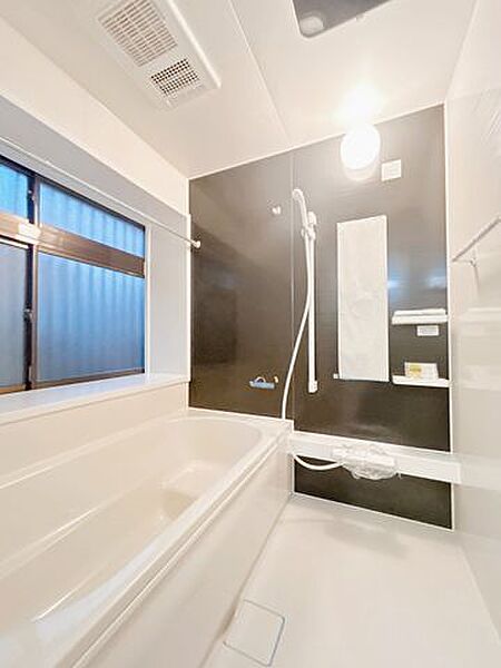 【内外装リフォーム済み】浴室はハウステック製の新品のユニットバスに交換しました。浴槽には滑り止めの凹凸があり、床は濡れた状態でも滑りにくい加工がされている安心設計です。
