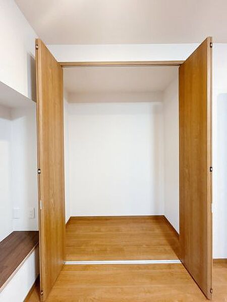 【内外装リフォーム済み】1階リビングの収納になります。リビングに収納があると、来客の際のお片付けに便利ですね。