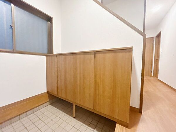 【内外装リフォーム済み】シューズボックスを新品にいたしました。取っ手がないスッキリとしたデザインです。内部は可動棚になっているので、ブーツなどの高さのある靴も収納できますよ。