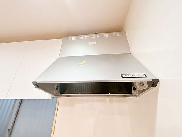 【内外装リフォーム済み】キッチンの換気扇は新品交換いたしました。油汚れなどが気になる換気扇が新品なのはうれしいポイント。