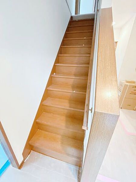 【内外装リフォーム中　9/21更新】階段の様子です。階段はクリーニングをいたします。手すりがあるので、高齢の方や小さいお子様でも安心して上り下りする事が出来ます。