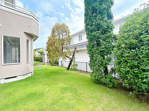 【内外装リフォーム中　9/21更新】建物裏手側にはお庭スペースがございます。ペットと遊ぶことができますね。