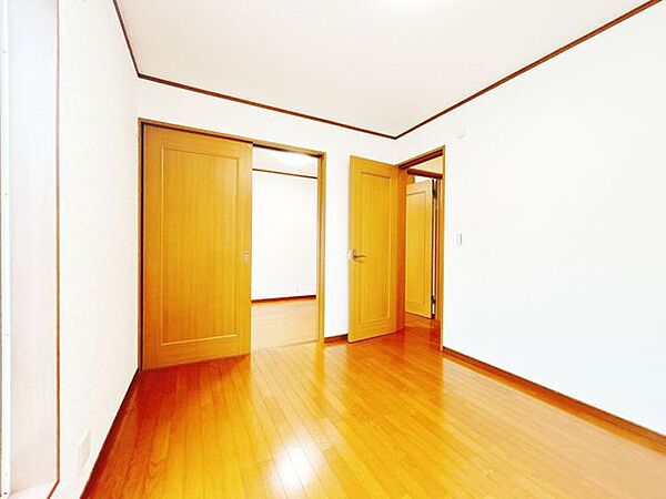 【内外装リフォーム中9/13更新】2階洋室の様子を撮影いたしました。床フローリングクリーニング、クロス張替え、照明交換を致します。明るい印象になります。