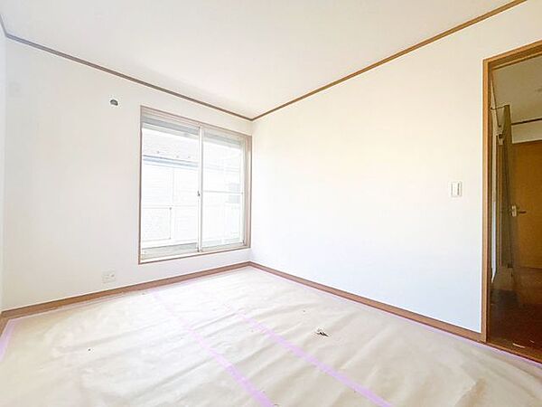 【内外装リフォーム中9/13更新】2階洋室の様子を撮影しました。ドアノブを新品に交換し、床フローリング重ね張り、クロス張替え、照明交換、間取り変更工事を行い、大壁の洋室に変更いたしました。