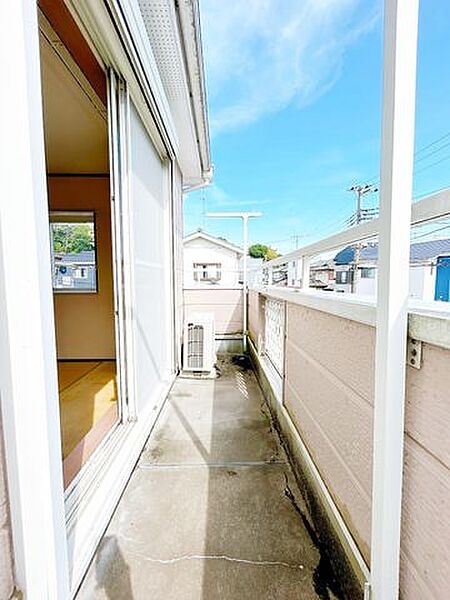 【内外装リフォーム中9/13更新】ベランダの写真を撮影いたしました。ベランダはクリーニングします。南向きのベランダで日当たりが良くお洗濯ものがすぐ乾きそうです