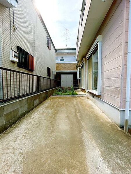 【内外装リフォーム中9/13更新】お庭の様子。駐車場の拡張をおこないます。この立地で駐車二台はなかなかない物件になります。