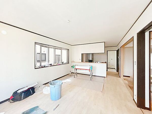 【内外装リフォーム中9/21更新】リビング別角度からの様子です。床フロアタイル重張り、照明交換、クロスの張替えを致します。大きな窓があるので日当たりが良く、自然の光でリビングが明るい印象になります。