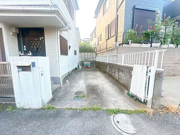 【内外装リフォーム中9/19更新】駐車場の様子。駐車場は高圧洗浄をいたします。普通車一台の駐車が可能です。