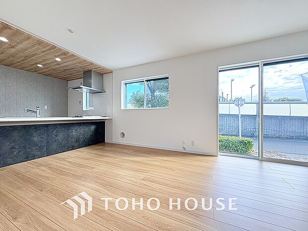 明るいリビングルームは自然と家族が集まるコミュニケーションの場所。