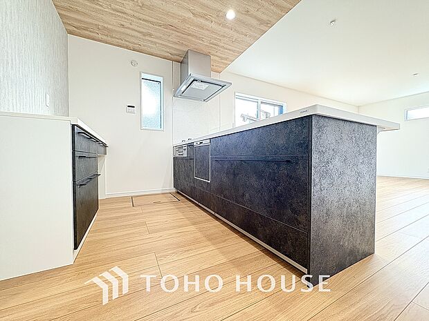 機能性と美しさが融合した、キッチンでの新たな料理体験。美味しい食卓と幸せな時間。