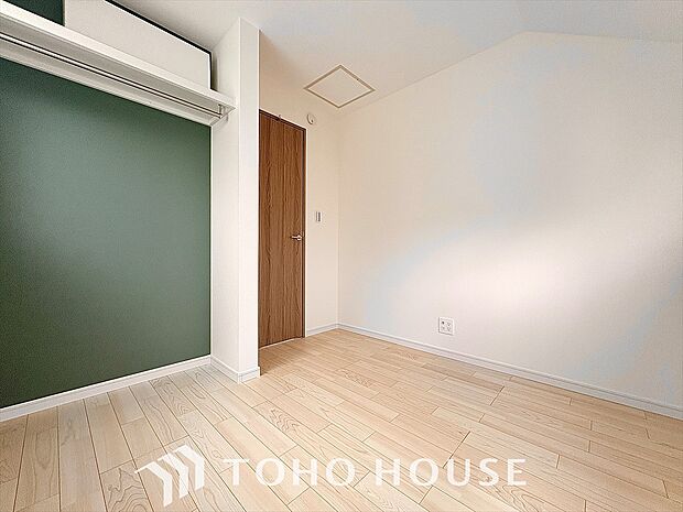 リラックスできる広々としたお部屋。暖かな雰囲気が包む、心地よい空間。