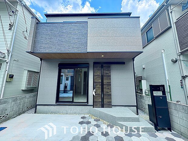 鮮やかなデザインと美しさが際立つ外観、心地よい暮らしのはじまり。