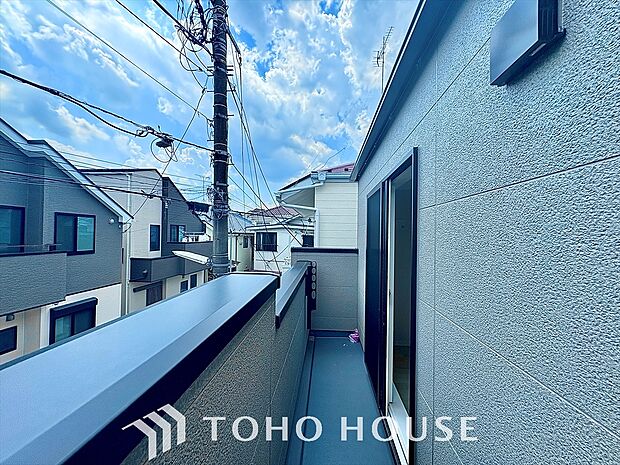 自然な風と光を感じる、心地よいバルコニー。日当たりも良好で洗濯物もすぐに乾きます。