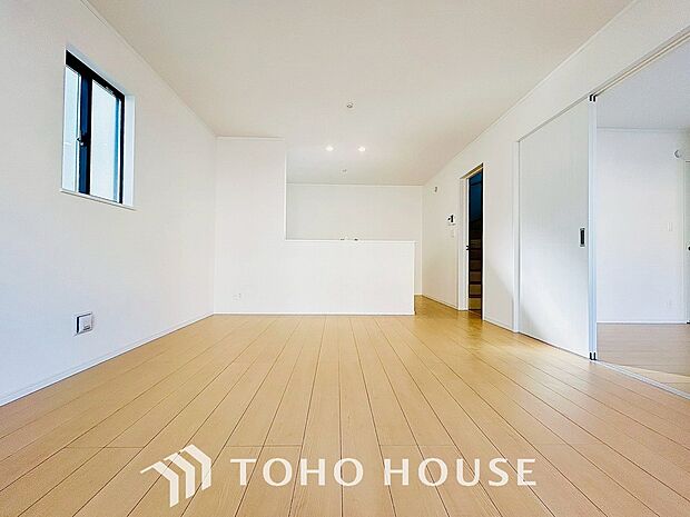 明るいリビングルームは自然と家族が集まるコミュニケーションの場所。