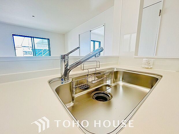 おいしい水が家庭で手軽に。浄水器で安心・安全な水がいつでも飲用可能です。