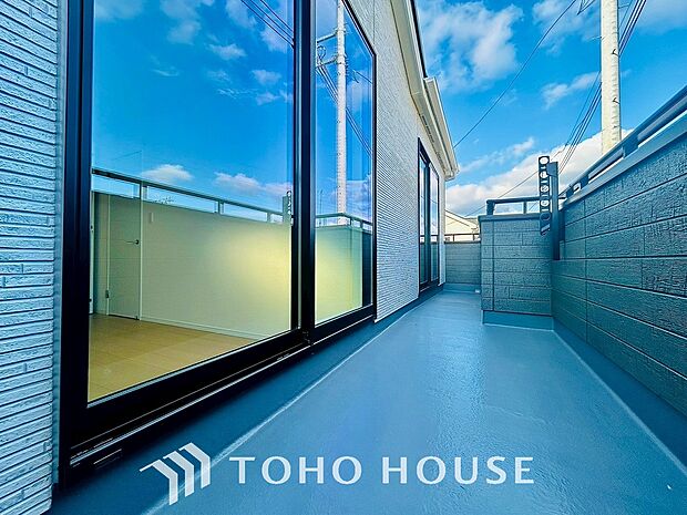 自然な風と光を感じる、心地よいバルコニー。日当たりも良好で洗濯物もすぐに乾きます。