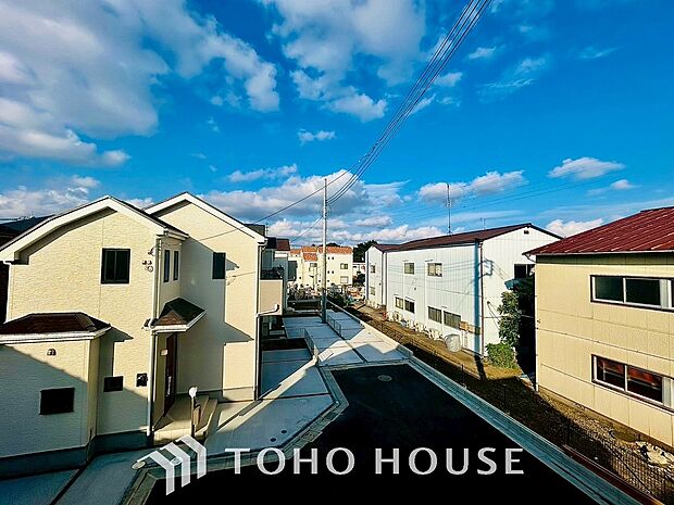 太陽光がいっぱいに注ぐ窓辺。自然の光を楽しむ豊かな日常がここに。