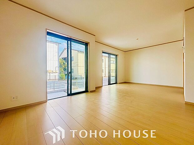 明るいリビングルームは自然と家族が集まるコミュニケーションの場所。