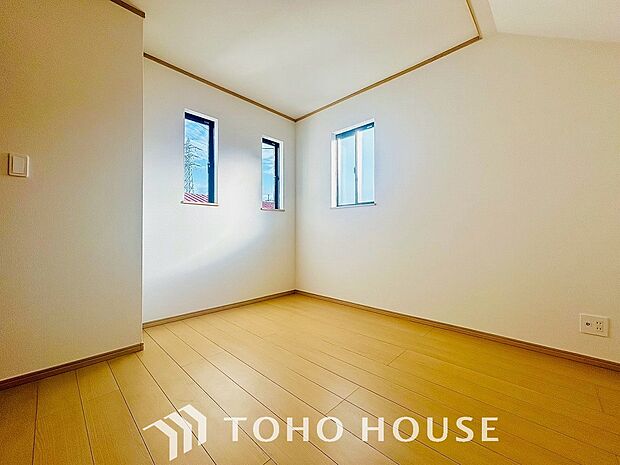 リラックスできる広々としたお部屋。暖かな雰囲気が包む、心地よい空間。