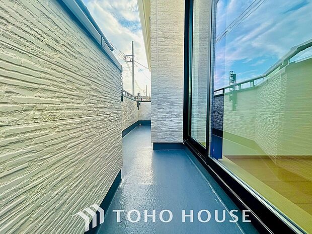 自然な風と光を感じる、心地よいバルコニー。日当たりも良好で洗濯物もすぐに乾きます。