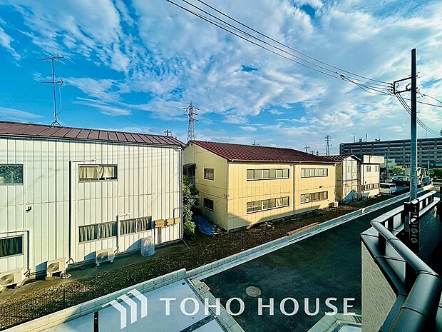 太陽光がいっぱいに注ぐ窓辺。自然の光を楽しむ豊かな日常がここに。