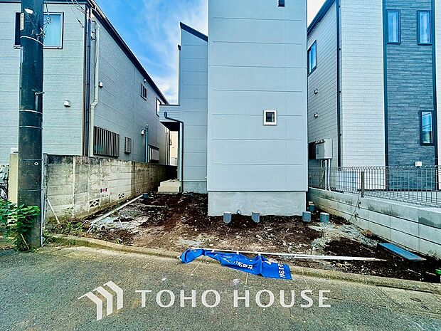 駐車スペースも完備(駐車できる車種などについてはお問い合わせくださいませ)※現況写真です。