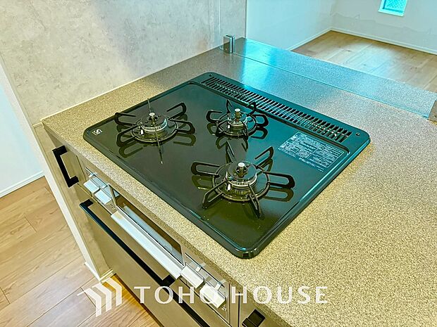 3口コンロでお料理のスピードもUP。効率よくお料理ができますね。