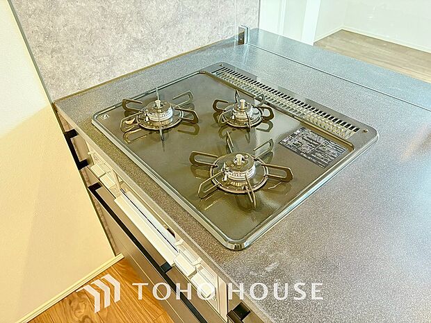 3口コンロでお料理のスピードもUP。効率よくお料理ができますね。