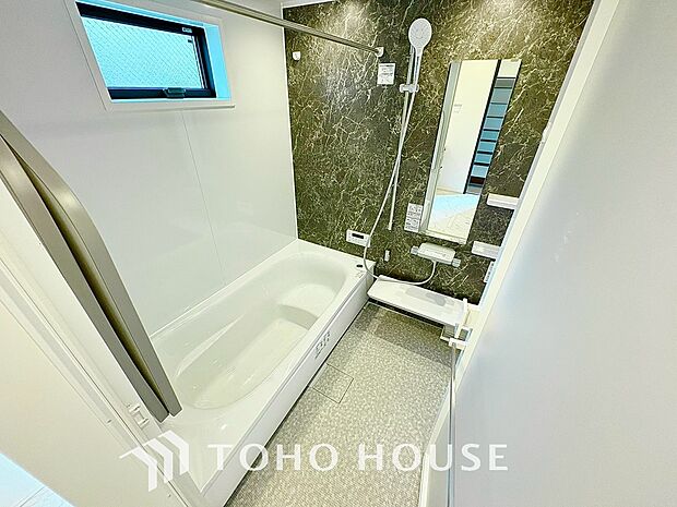 浴室暖房乾燥機を完備し、夜間や雨天時のお洗濯も安心の浴室設備です。