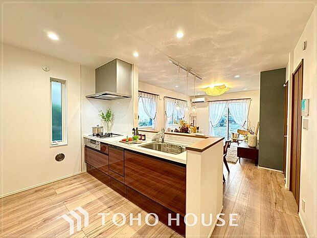 機能性と美しさが融合した、キッチンでの新たな料理体験。美味しい食卓と幸せな時間。