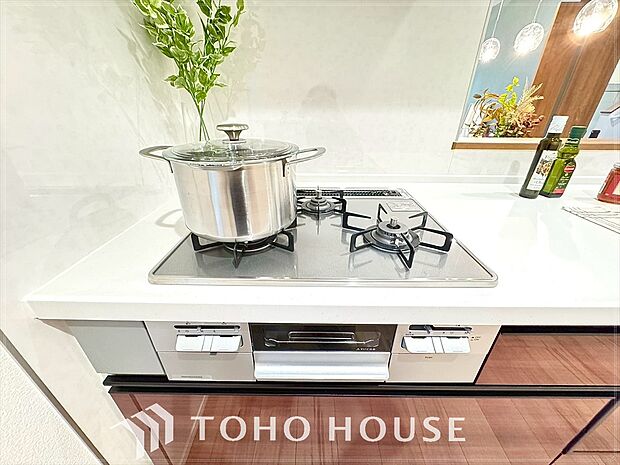 3口コンロでお料理のスピードもUP。効率よくお料理ができますね。