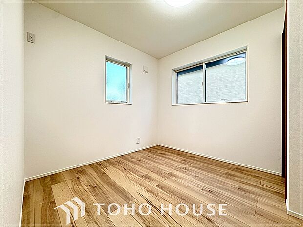 リラックスできる広々としたお部屋。暖かな雰囲気が包む、心地よい空間。