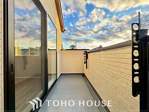 自然な風と光を感じる、心地よいバルコニー。日当たりも良好で洗濯物もすぐに乾きます。