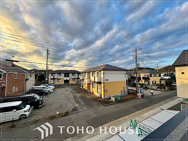 太陽光がいっぱいに注ぐ窓辺。自然の光を楽しむ豊かな日常がここに。