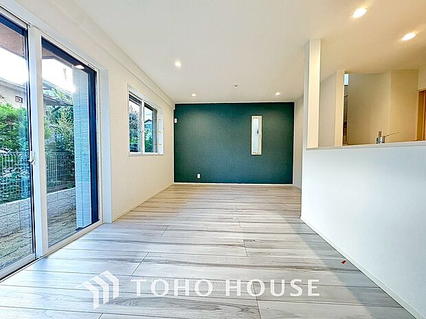 明るいリビングルームは自然と家族が集まるコミュニケーションの場所。