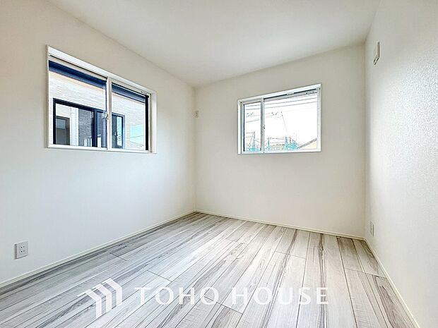 リラックスできる広々としたお部屋。暖かな雰囲気が包む、心地よい空間。